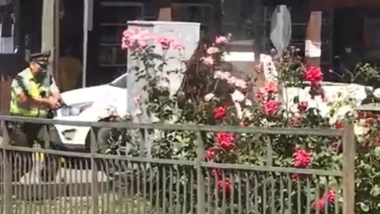 El momento en el que el miembro de la policía saca su arma.