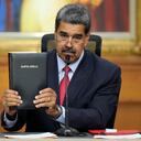 El presidente venezolano, Nicolás Maduro, muestra una Biblia en una conferencia de prensa en el palacio presidencial de Miraflores en Caracas, Venezuela, el miércoles 31 de julio de 2024, tres días después de las elecciones en las que fue declarado ganador. (AP Foto/Matías Delacroix)