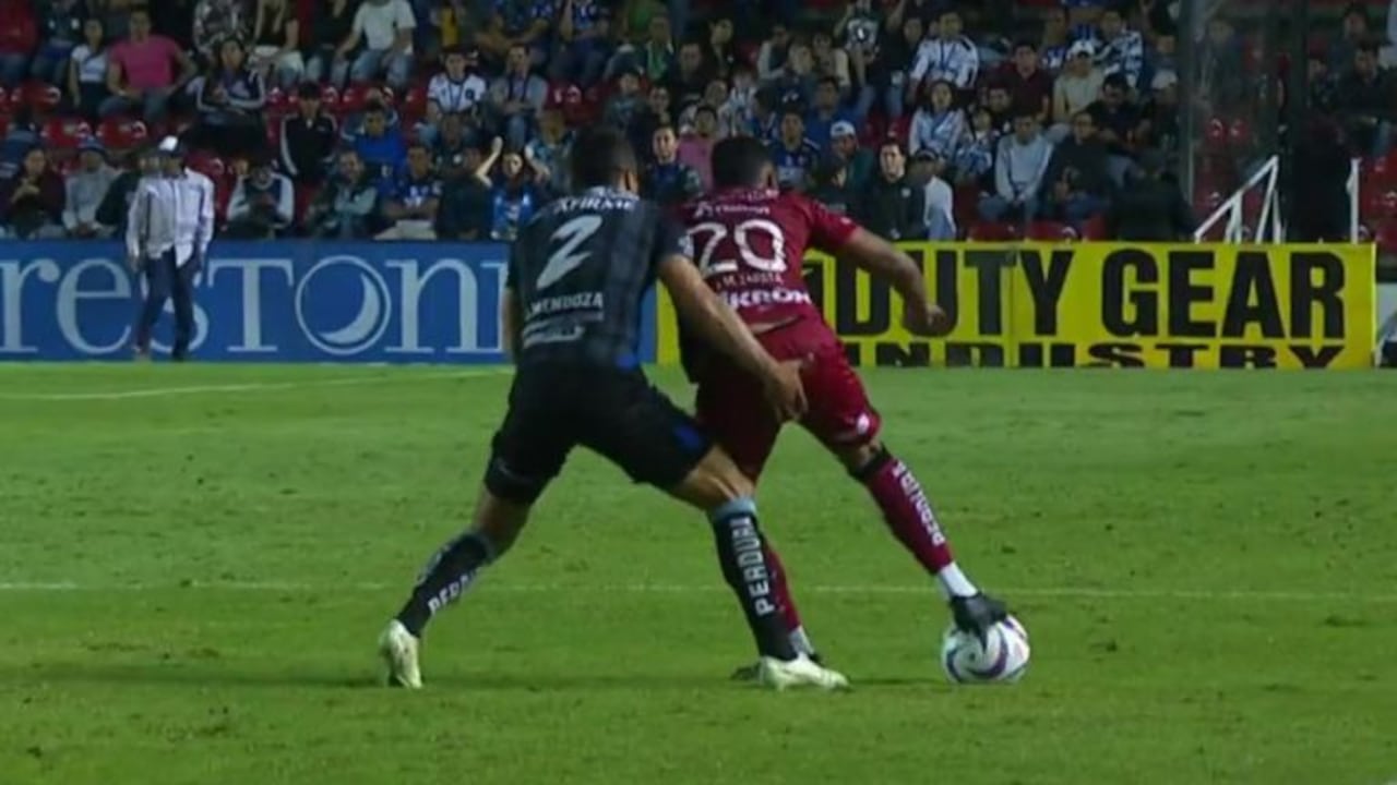 El toqueteo que sufrió Juan Zapata frente a Queretaro.