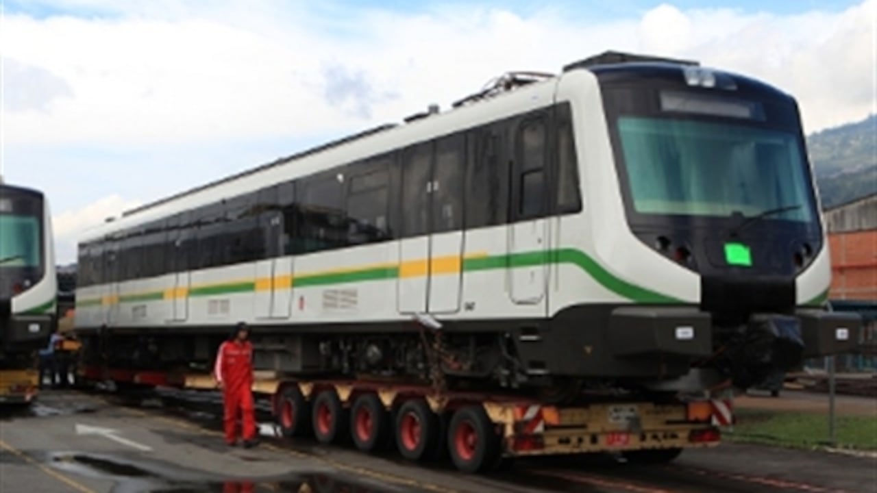 Llegada al municipio de Bello, al norte de Medellín, de uno de los 39 vagones nuevos del Metro de esa ciudad.