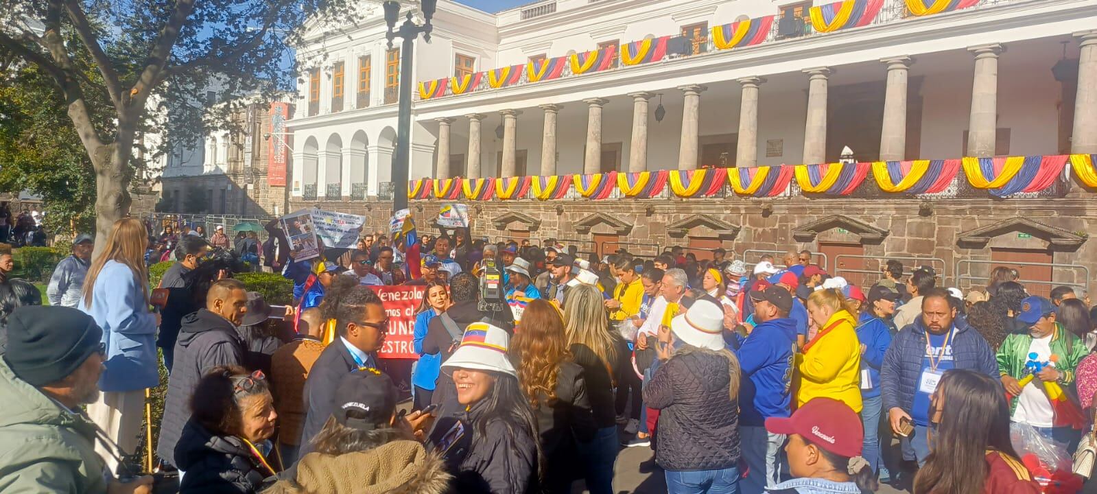 Diáspora venezolana en Quito comienza a concentrarse a las afueras del Palacio de Carondelet para recibir a Edmundo González Urrutia