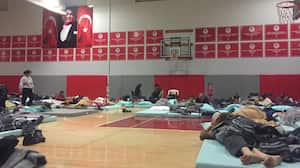 Resguardo de damnificados en un colegio en Turquía.