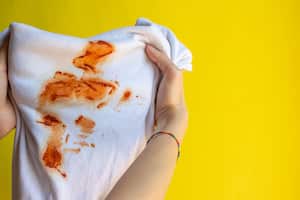 Hay trucos caseros para eliminar las machas rojas de prendas blancas.