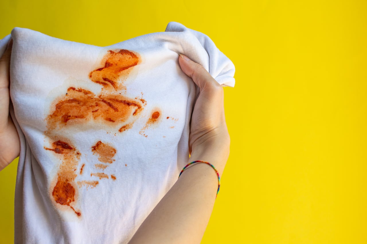Manchas rojas en ropa blanca