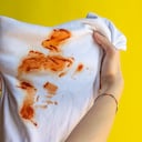 Hay trucos caseros para eliminar las machas rojas de prendas blancas.