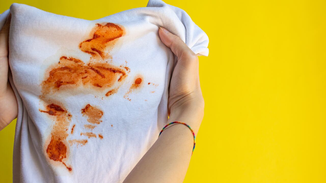 Hay trucos caseros para eliminar las machas rojas de prendas blancas.