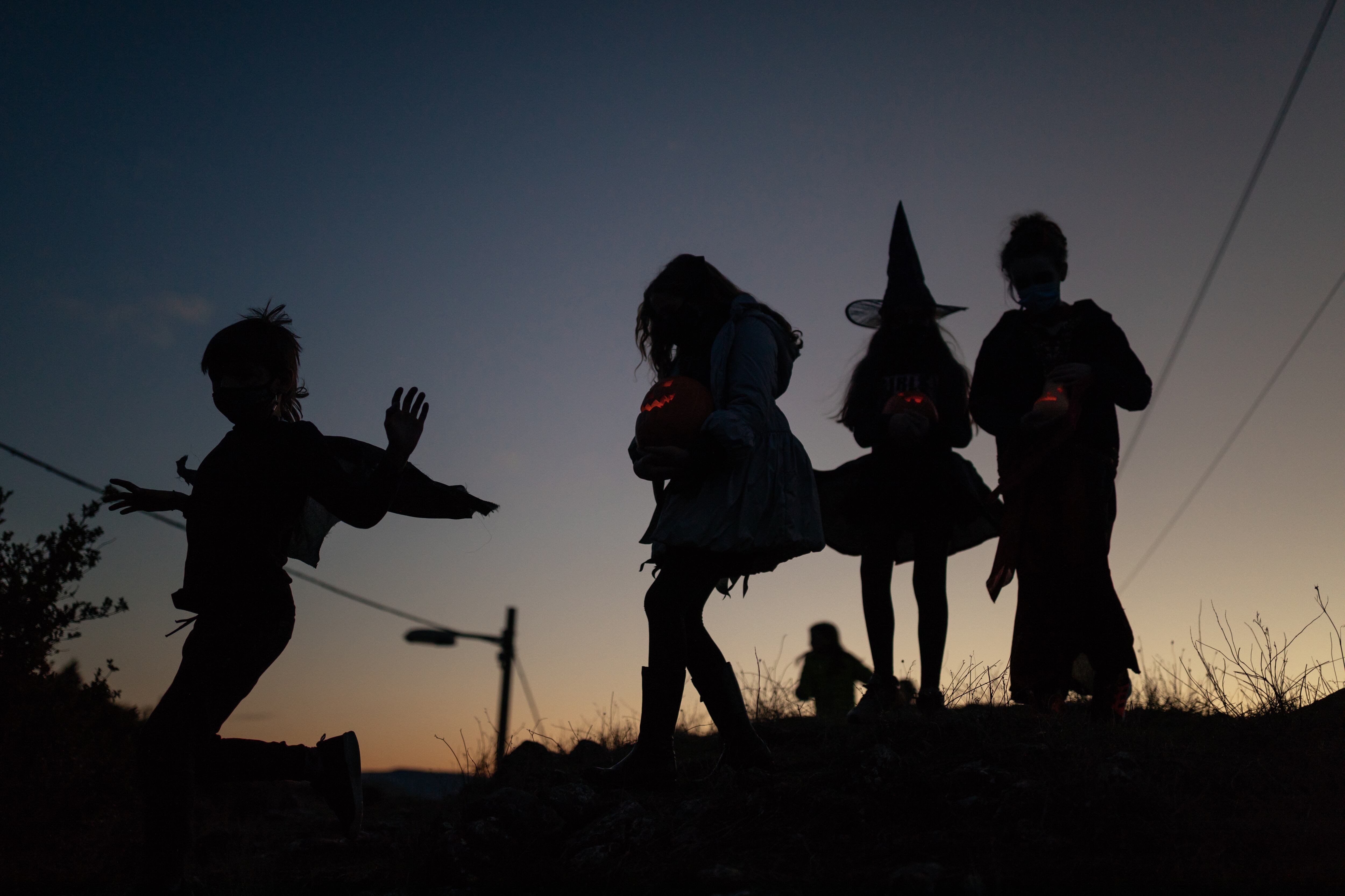 Varios niños y familiares con calabazas caminan hasta el cementerio de Villanua el 30 de octubre de 2020 en Villanua, España