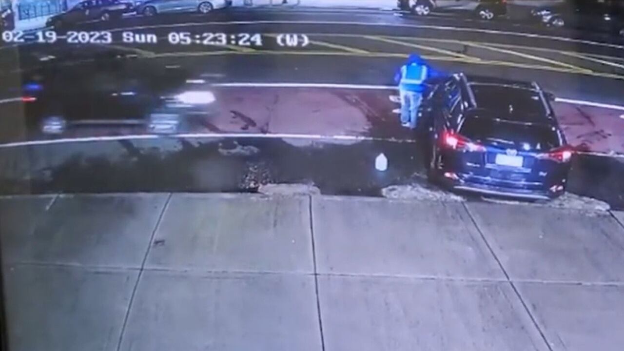 La tragedia llegaría cuando un Ford SUV negro con dos mujeres en su interior chocó al hombre por la espalda a gran velocidad.