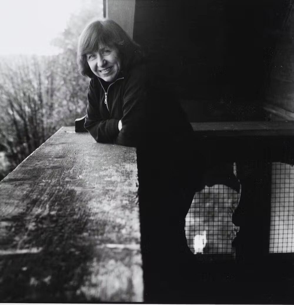 Svetlana Alexiévich en la Villa Waldberta, 1996. Barbara Niggl Radloff /Museo Municipal de Múnich, CC BY-SA