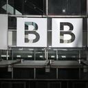 Una fotografía tomada el 6 de octubre de 2022 muestra el logotipo de la BBC en la entrada de la sede de la BBC en Broadcasting House en el centro de Londres.