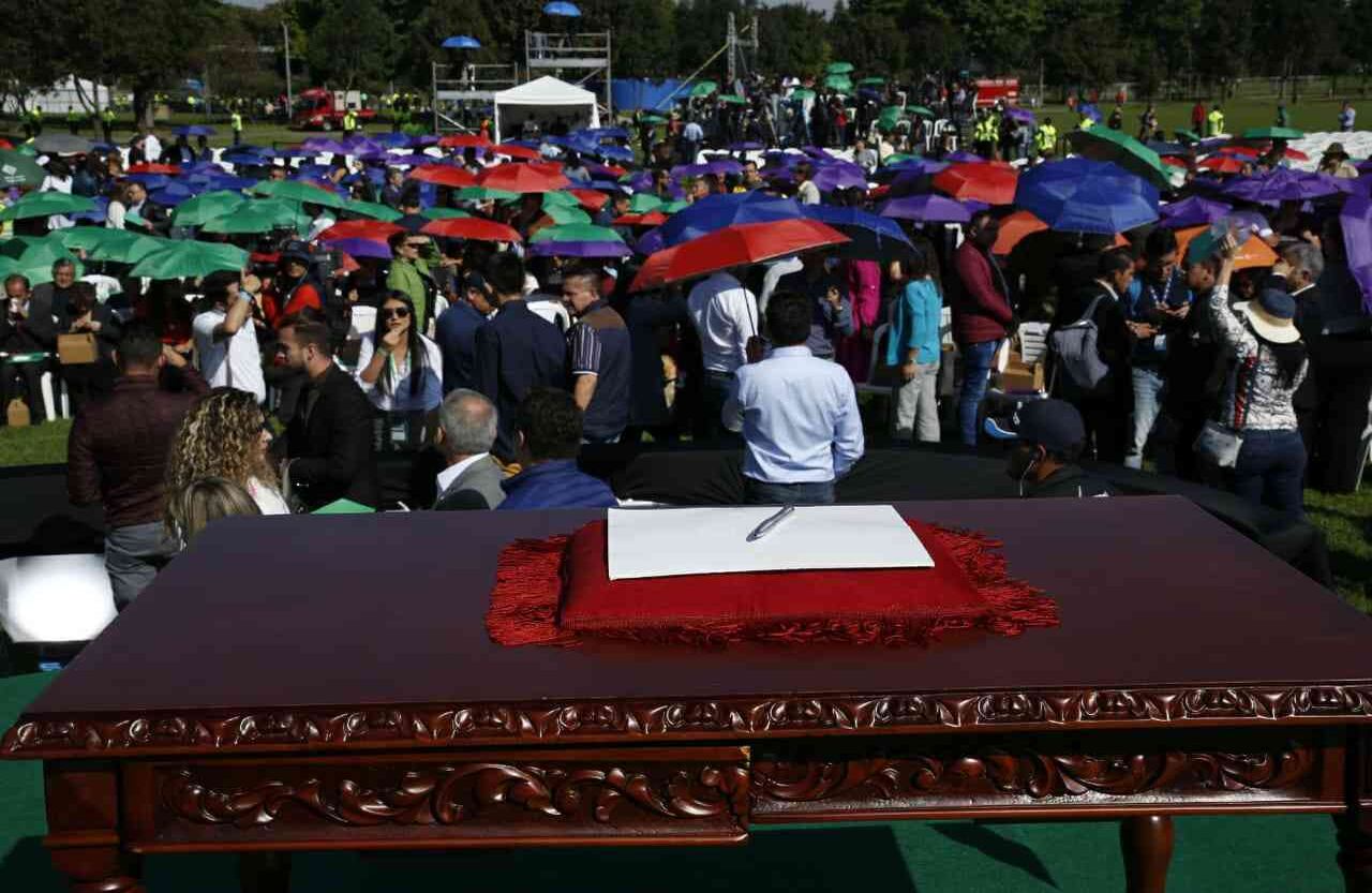 Así se veía el papel en donde Claudia López firmó para convertirse en alcaldesa de Bogotá en propiedad. Foto: Guillermo Torres.