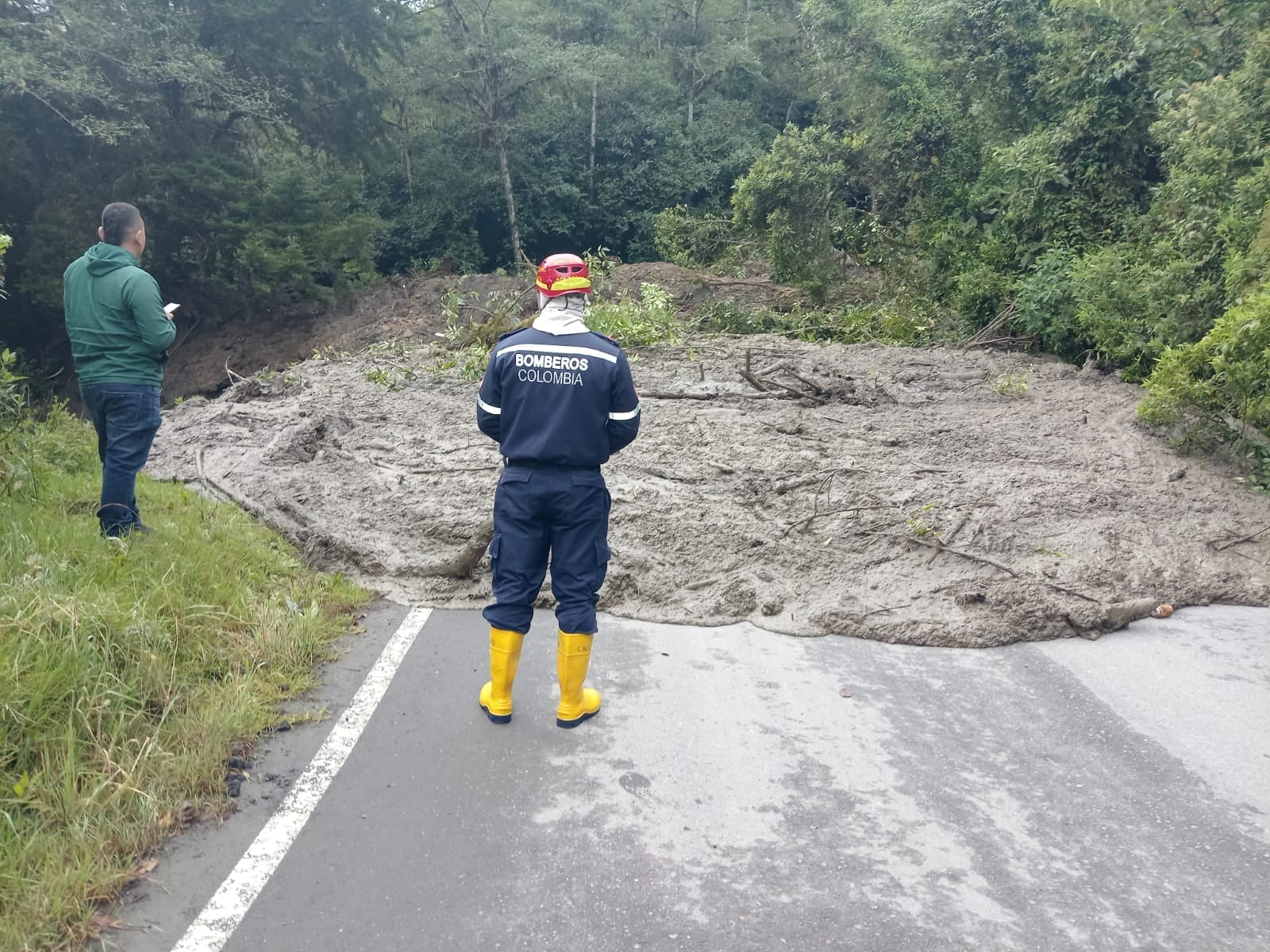 La vía se encuentra totalmente cerrada.