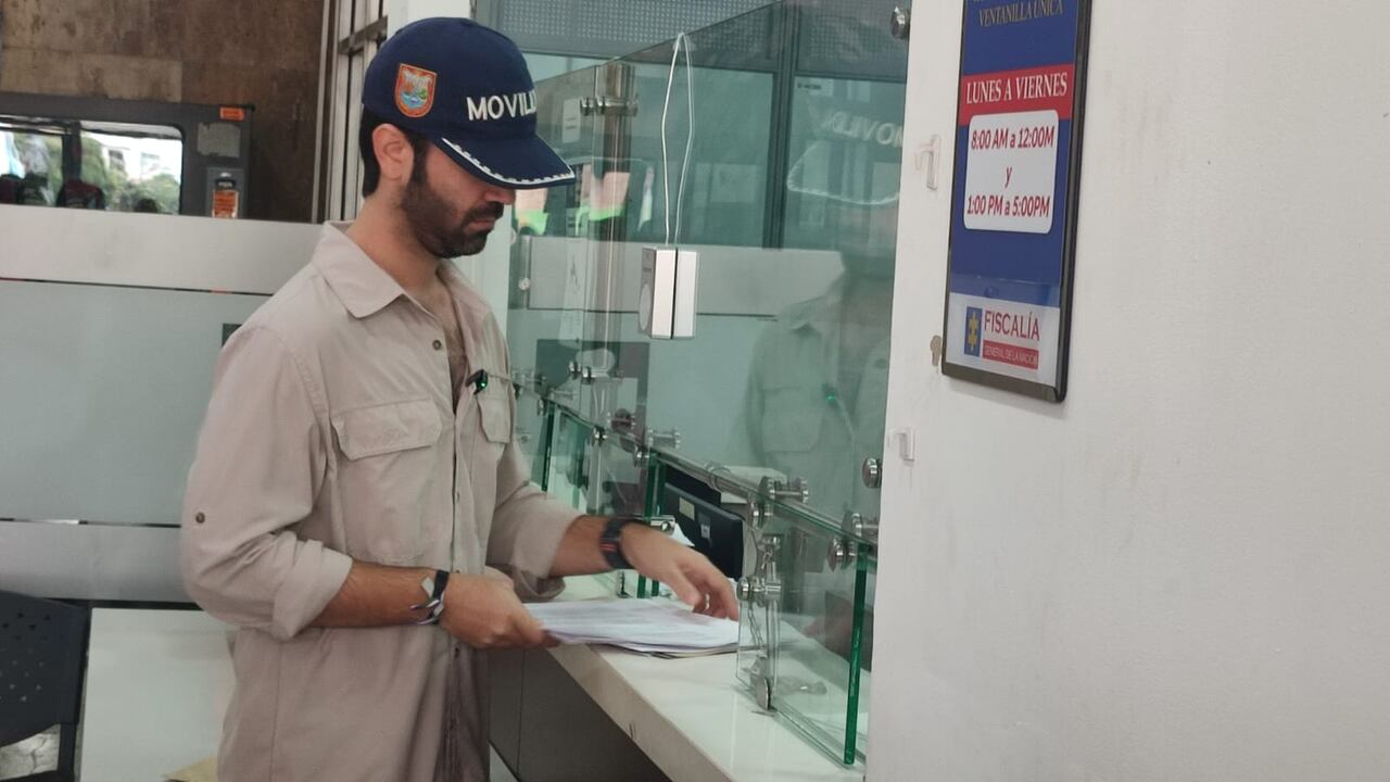 Secretario de Movilidad de Cali entregando las denuncias de 27 agentes de tránsito por posibles hechos de corrupción.