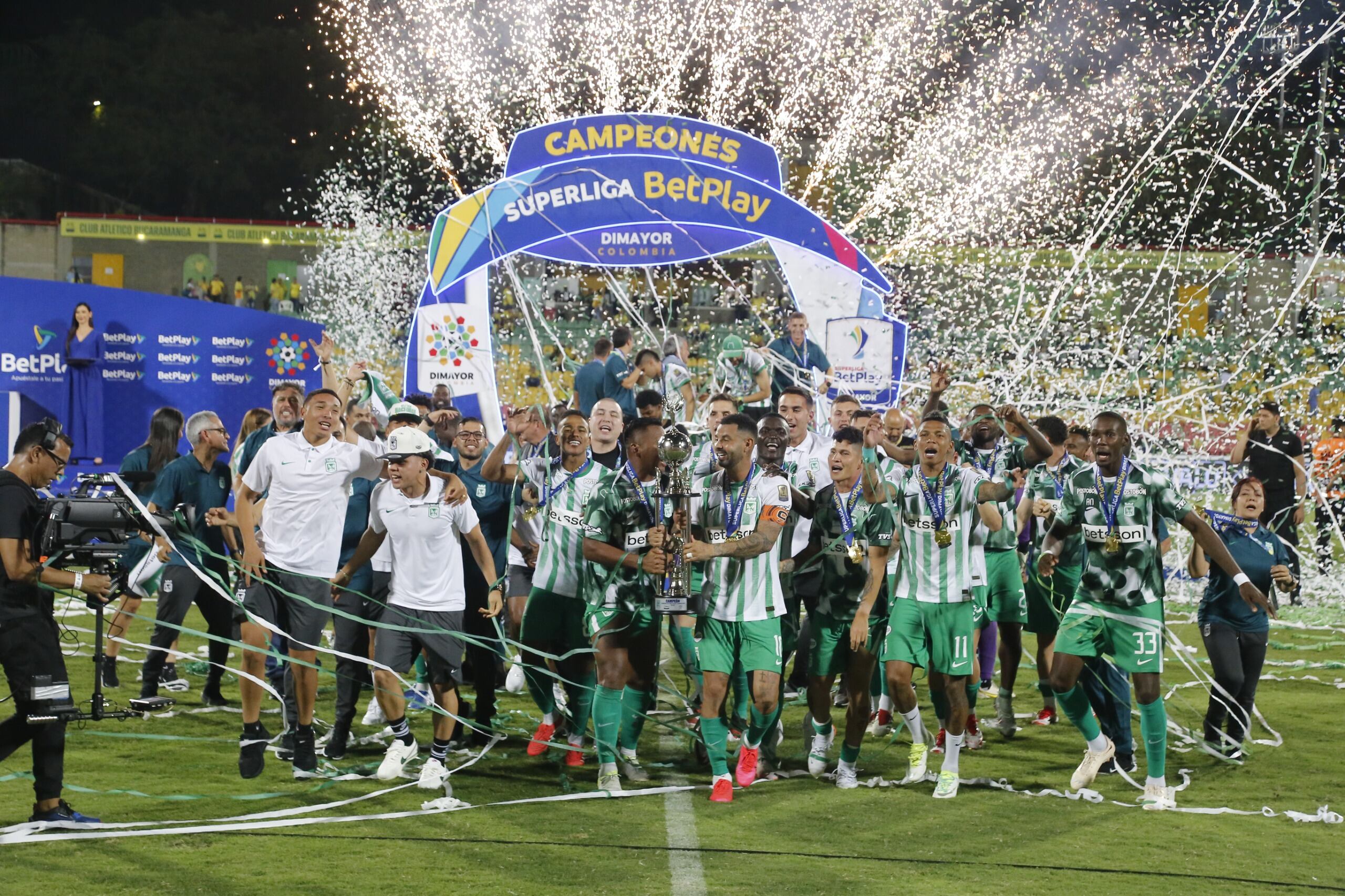 Atlético Nacional levantando el título de la Superliga Betplay