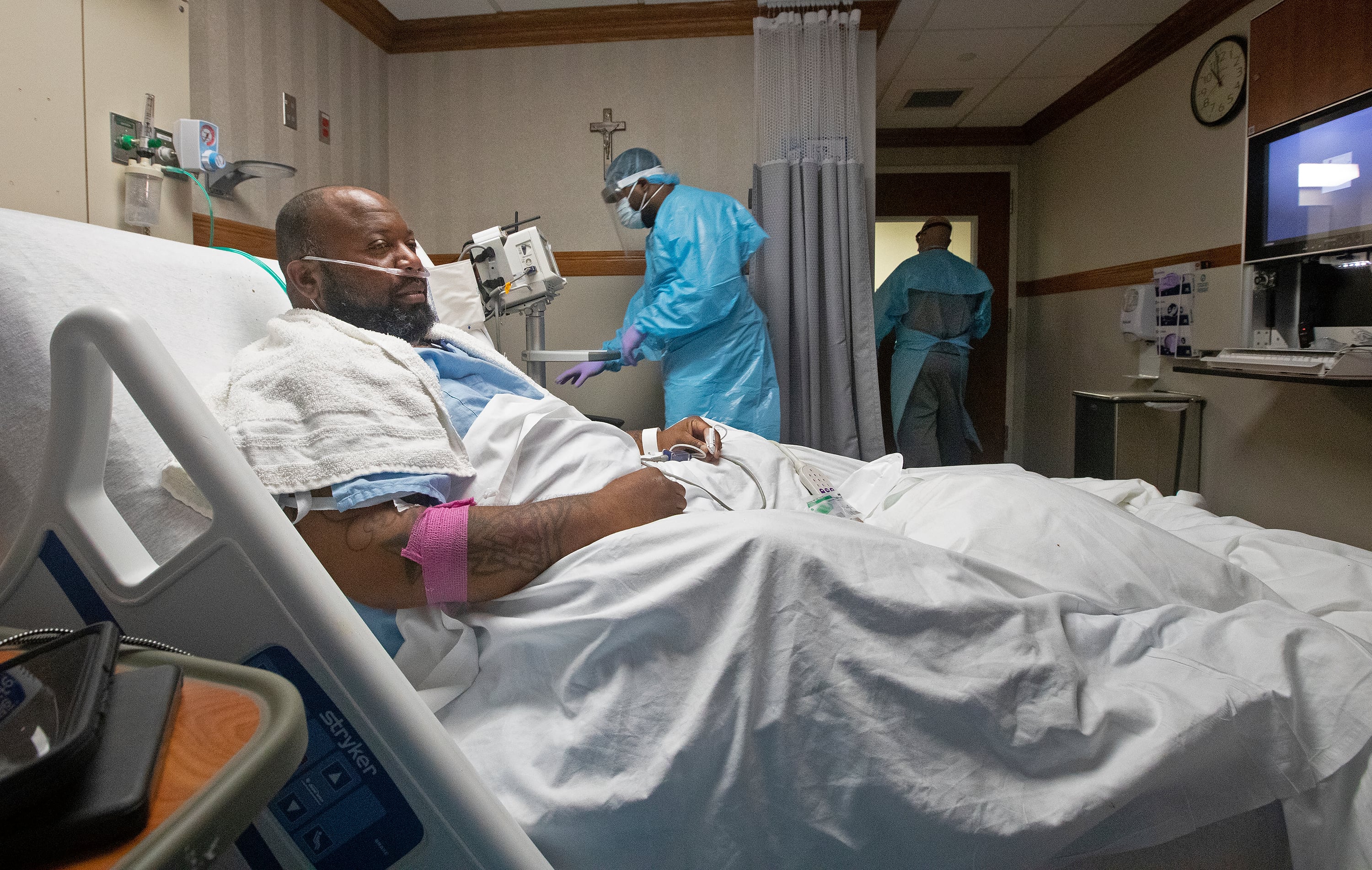 Cedric Daniels, de 37 años, de Gonzales, Luisiana, descansa en su habitación, recuperándose de COVID-19 sin haberse vacunado en el Centro Médico Regional Our Lady of the Lake en Baton Rouge, el lunes 2 de agosto de 2021. Louisiana lidera la nación en número de nuevos casos de COVID per cápita y sigue siendo uno de los cinco últimos estados en la administración de vacunas. (Foto AP / Ted Jackson)