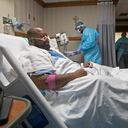 Cedric Daniels, de 37 años, de Gonzales, Luisiana, descansa en su habitación, recuperándose de COVID-19 sin haberse vacunado en el Centro Médico Regional Our Lady of the Lake en Baton Rouge, el lunes 2 de agosto de 2021. Louisiana lidera la nación en número de nuevos casos de COVID per cápita y sigue siendo uno de los cinco últimos estados en la administración de vacunas. (Foto AP / Ted Jackson)