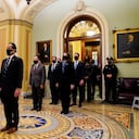 Los gerentes demócratas de juicio político de la Cámara de Representantes se levantan después de entregar el artículo de juicio político al Senado que alega incitación a la insurrección contra el expresidente Donald Trump, en Washington.