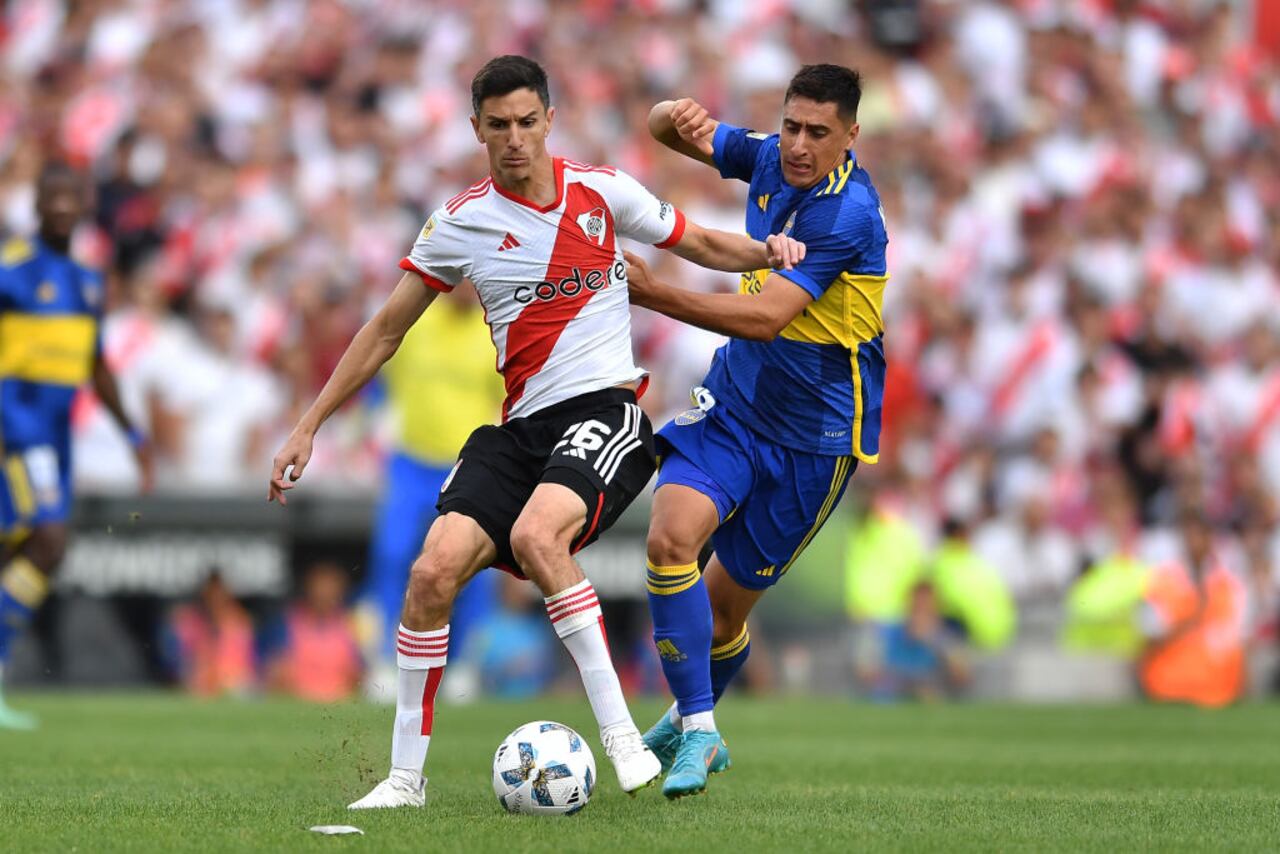 BUENOS AIRES, ARGENTINA - FEBRUARY 25: Ignacio Fernandez of River Plate and Miguel Merentiel of Boca Juniors battle for the ball during a Copa de la Liga Profesional 2024 derby match between River Plate and Boca Juniors at Estadio Más Monumental Antonio Vespucio Liberti on February 25, 2024 in Buenos Aires, Argentina. (Photo by Marcelo Endelli/Getty Images)