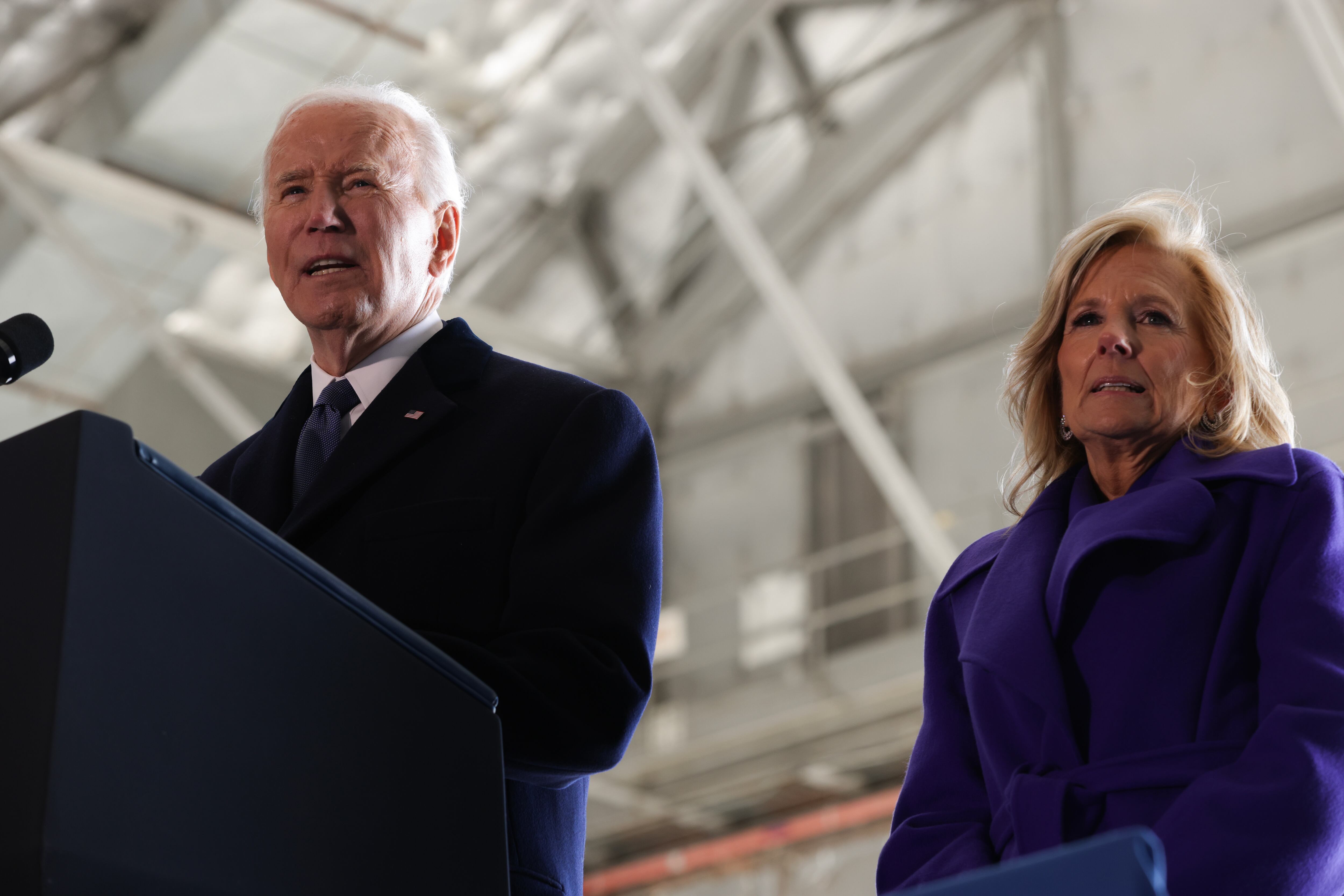 El expresidente estadounidense Joe Biden habla mientras la exprimera dama Jill Biden observa en la Base Conjunta Andrews tras la ceremonia de investidura el 20 de enero de 2025 en la Base Conjunta Andrews, Maryland. Joe Biden concluyó su mandato cuando Donald Trump asumió la presidencia como el 47.º presidente. (Foto de Samuel Corum/Getty Images)