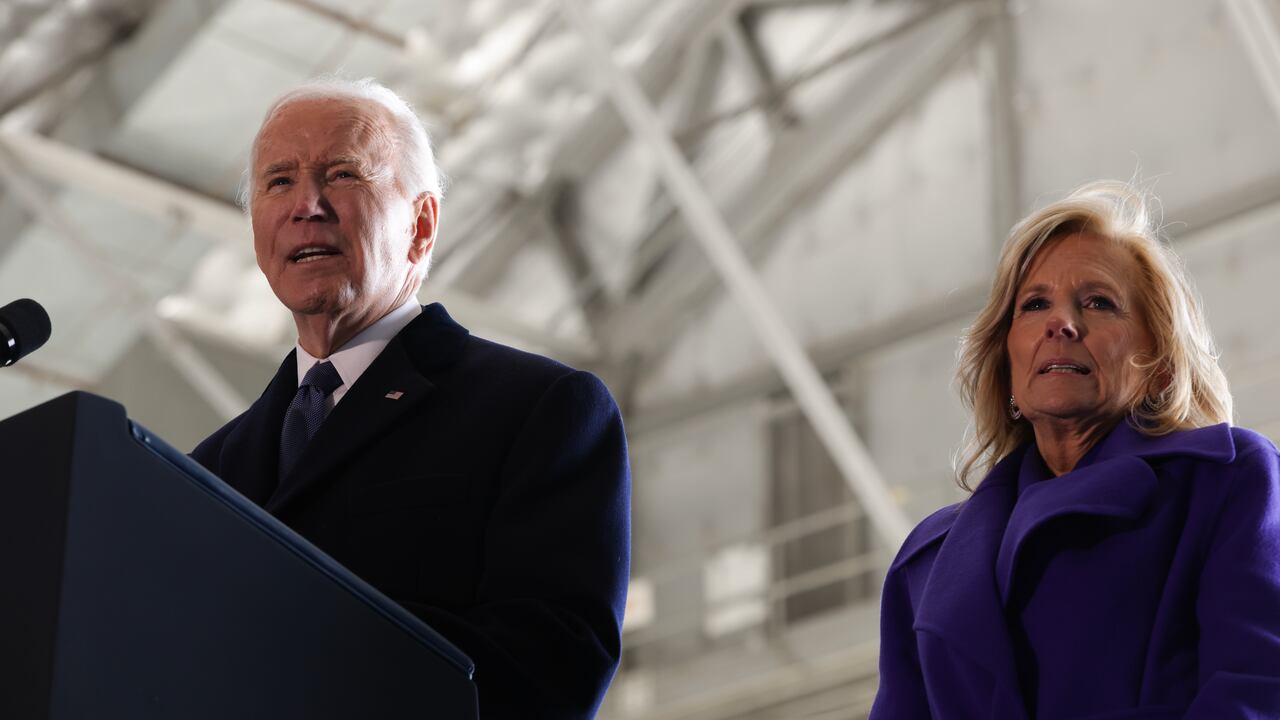 El expresidente estadounidense Joe Biden habla mientras la exprimera dama Jill Biden observa en la Base Conjunta Andrews tras la ceremonia de investidura el 20 de enero de 2025 en la Base Conjunta Andrews, Maryland. Joe Biden concluyó su mandato cuando Donald Trump asumió la presidencia como el 47.º presidente. (Foto de Samuel Corum/Getty Images)