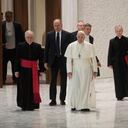 El Papa Francisco intercambia saludos navideños con los empleados del Vaticano en el salón Pablo VI, el lunes 21 de diciembre de 2020. Foto: AP / Gregorio Borgia.