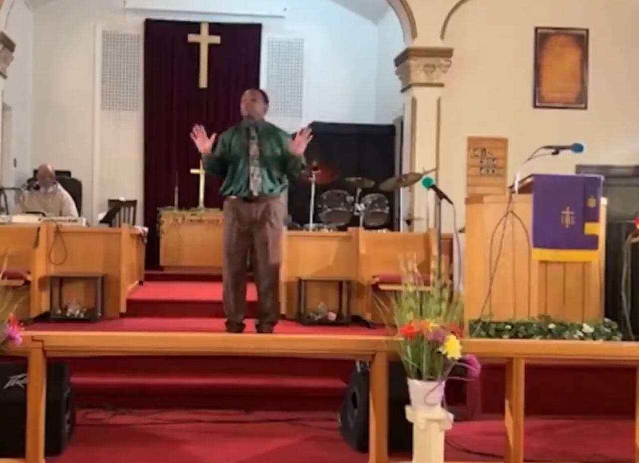 El pastor estaba en pleno servicio cuando apareció el hombre armado frente a él