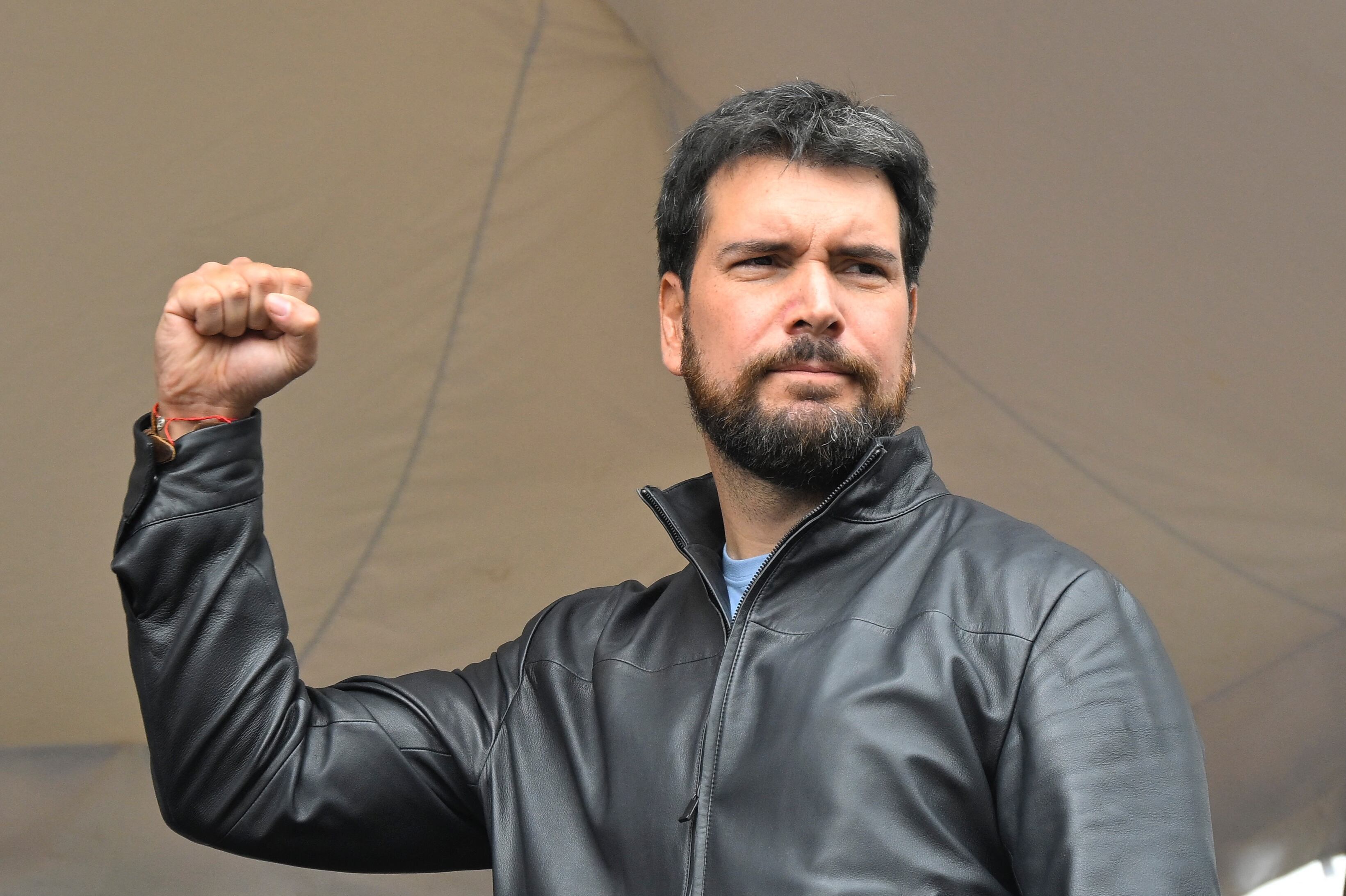 El candidato presidencial ecuatoriano, Jan Topic, saluda a sus partidarios durante una visita a un barrio en el sur de Quito, el 24 de junio de 2023. El presidente de Ecuador, Guillermo Lasso, convocó elecciones anticipadas para el 20 de agosto después de disolver el Congreso en mayo para evitar un juicio político por supuestamente permitir la corrupción en empresas estatales. (Foto de Rodrigo BUENDIA / AFP)