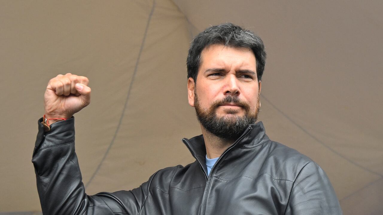 El candidato presidencial ecuatoriano, Jan Topic, saluda a sus partidarios durante una visita a un barrio en el sur de Quito, el 24 de junio de 2023. El presidente de Ecuador, Guillermo Lasso, convocó elecciones anticipadas para el 20 de agosto después de disolver el Congreso en mayo para evitar un juicio político por supuestamente permitir la corrupción en empresas estatales. (Foto de Rodrigo BUENDIA / AFP)
