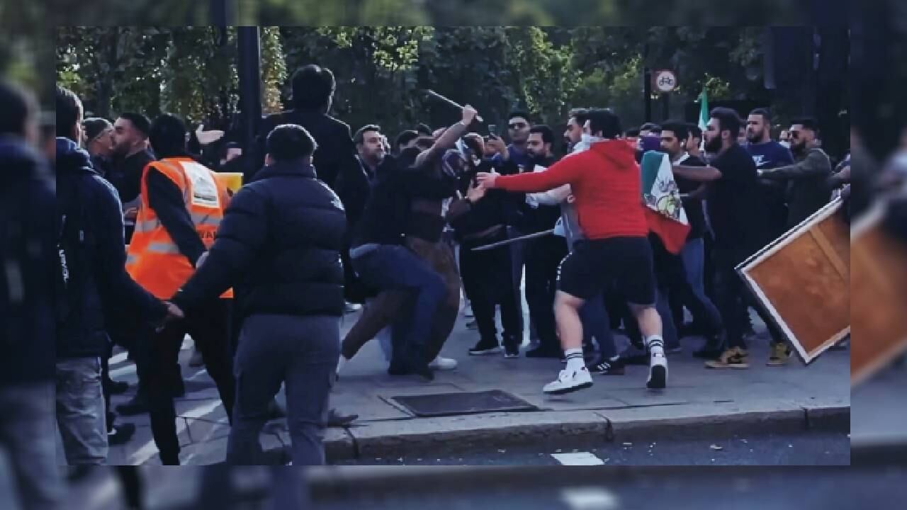 Manifestantes en Londres se enfrentan durante las protestas por la muerte de la joven iraní, Mahsa Amini. -Foto: Reuters.