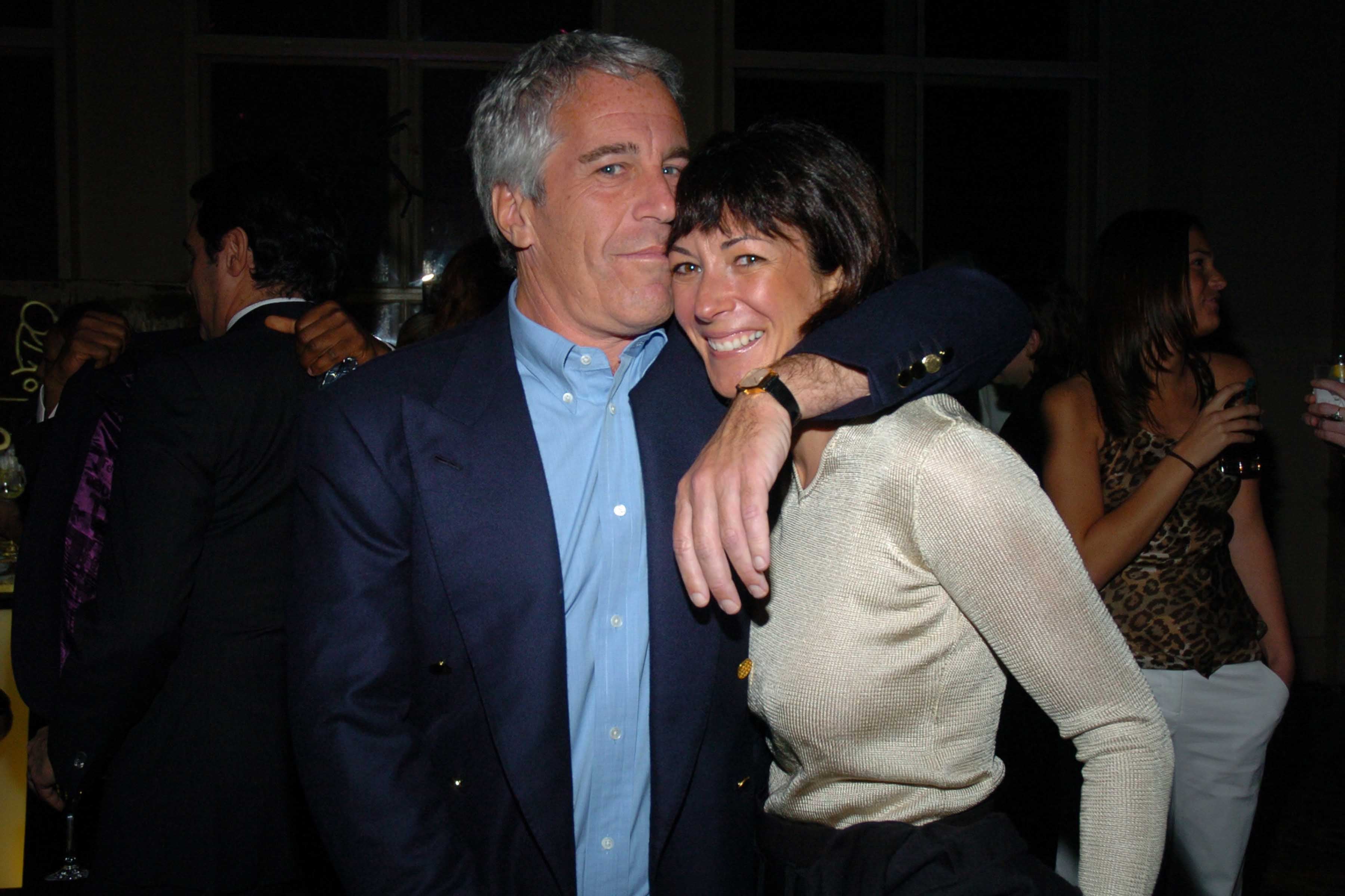 Jeffrey Epstein y Ghislaine Maxwell asisten a la serie de conciertos de Wall Street 2005, patrocinada por de Grisogono, en beneficio de Wall Street Rising, con la actuación de Rod Stewart en el Cipriani Wall Street el 15 de marzo de 2005 en Nueva York. (Foto de Joe Schildhorn/Patrick McMullan vía Getty Images)