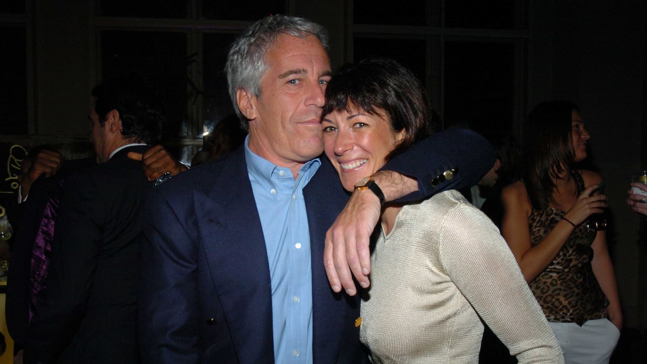 Jeffrey Epstein y Ghislaine Maxwell asisten a la serie de conciertos de Wall Street 2005, patrocinada por de Grisogono, en beneficio de Wall Street Rising, con la actuación de Rod Stewart en el Cipriani Wall Street el 15 de marzo de 2005 en Nueva York. (Foto de Joe Schildhorn/Patrick McMullan vía Getty Images)