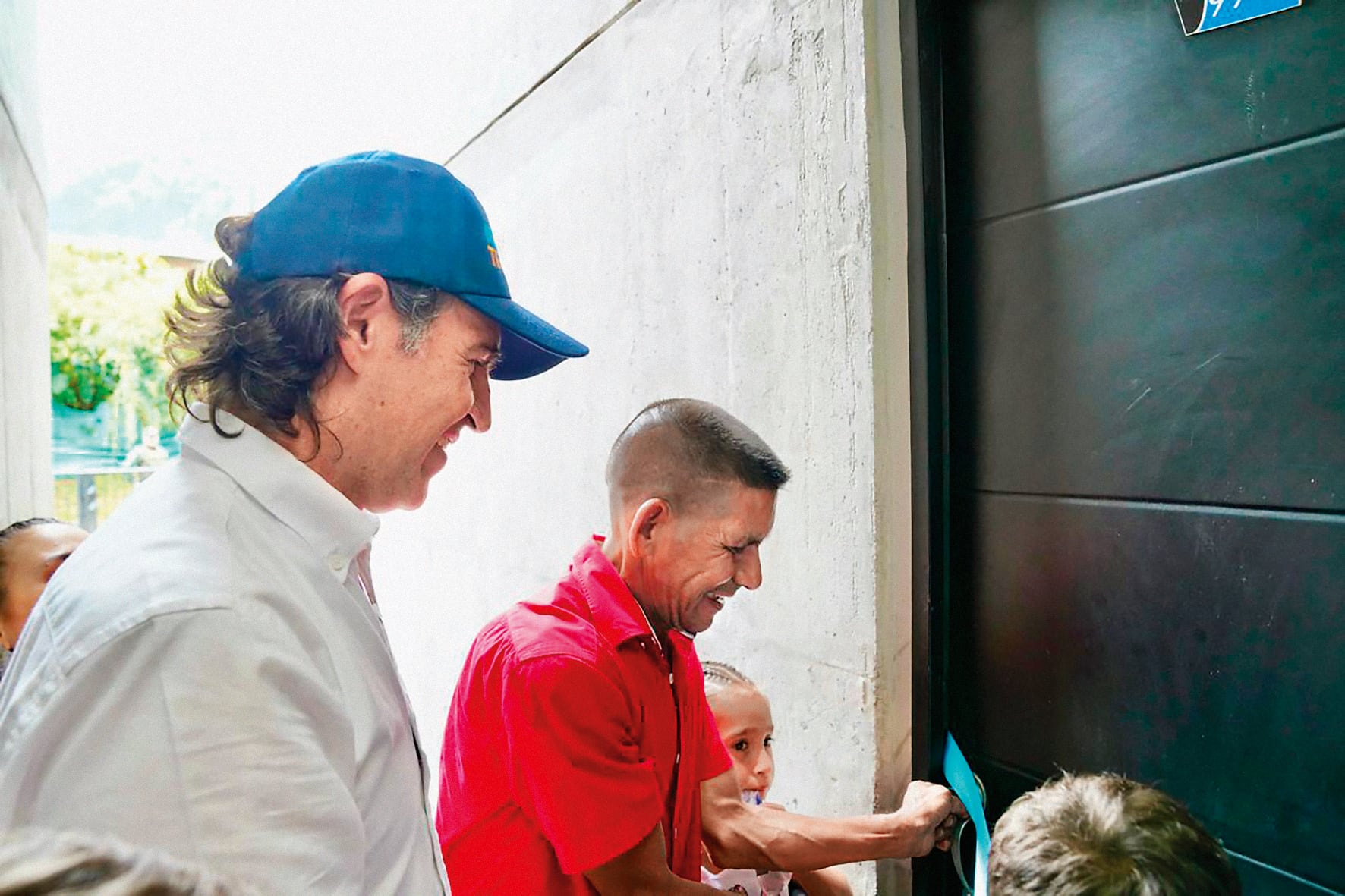 Para Federico Gutiérrez, alcalde de Medellín, la unión de esfuerzos públicos y privados es esencial para seguir contribuyendo a que las viviendas lleguen a las personas que más lo necesitan.