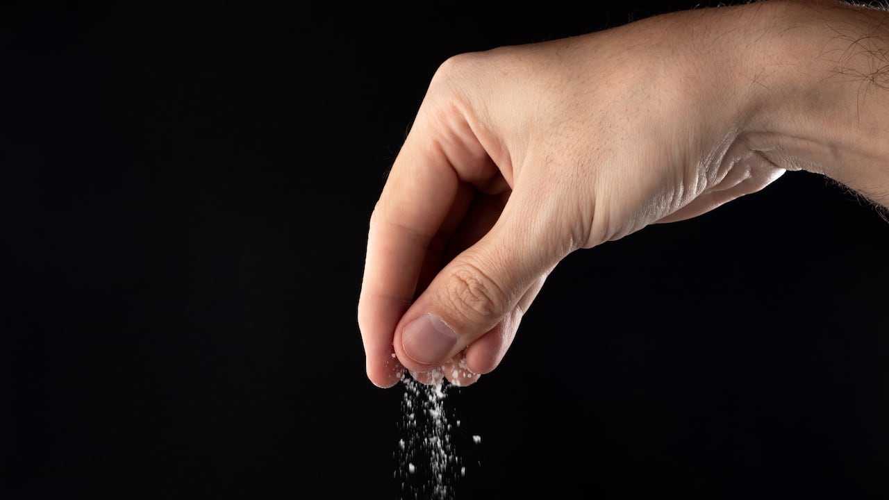 En hogares de diversas culturas y tiempos, la práctica de poner sal en los rincones de la casa ha perdurado como un enigma cultural intrigante.