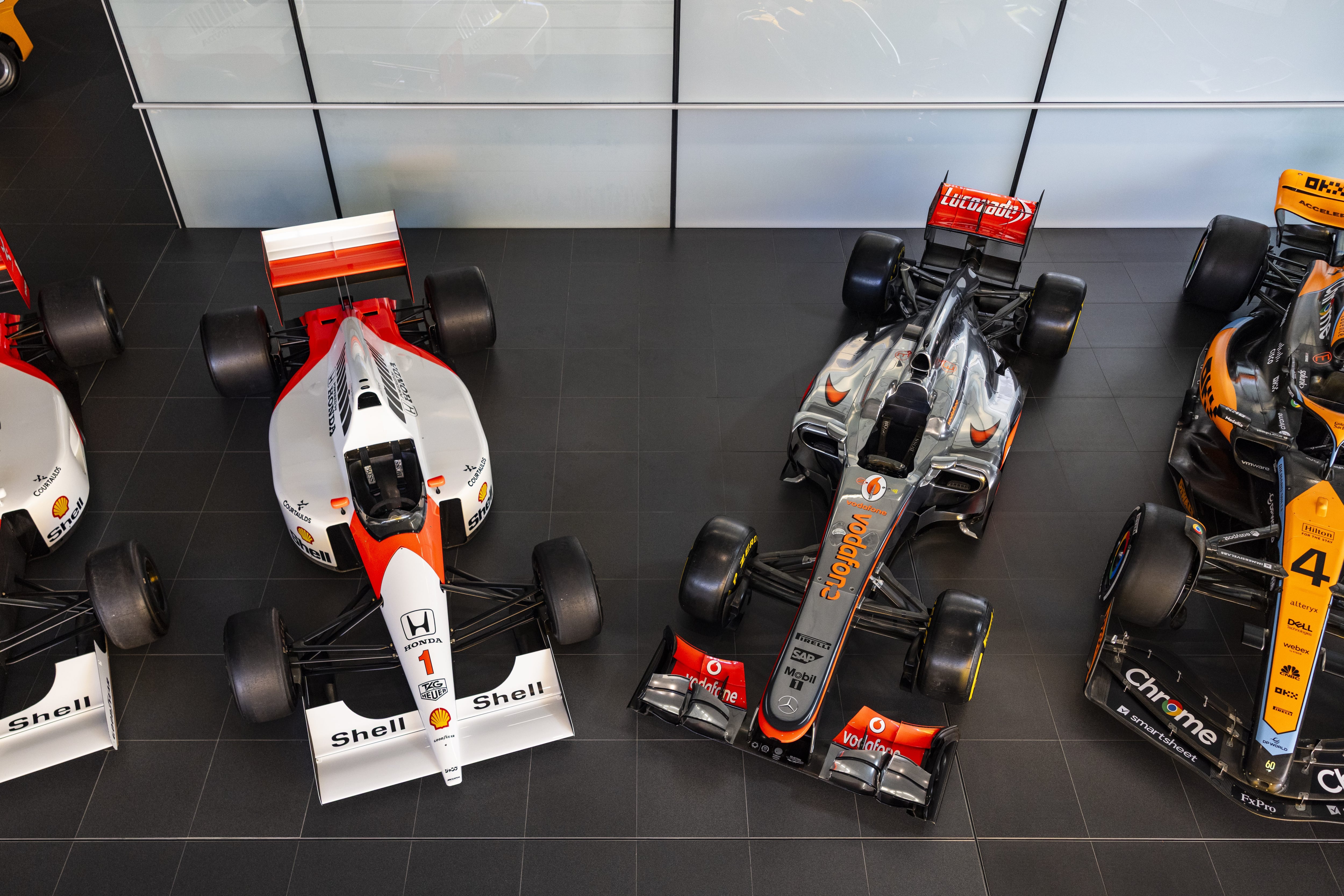 La colección de McLaren reúne monoplazas de 1991, 2012, 2021 y 2023, con ejemplares vinculados a distintas etapas de la escudería en la máxima categoría del automovilismo.