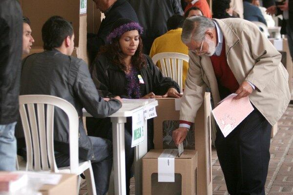 Las mesas de votación cierran a las 4:00 de la tarde. La Registraduría Nacional calculó unas tres horas para dar a conocer los nombres de muchos de los elegidos.