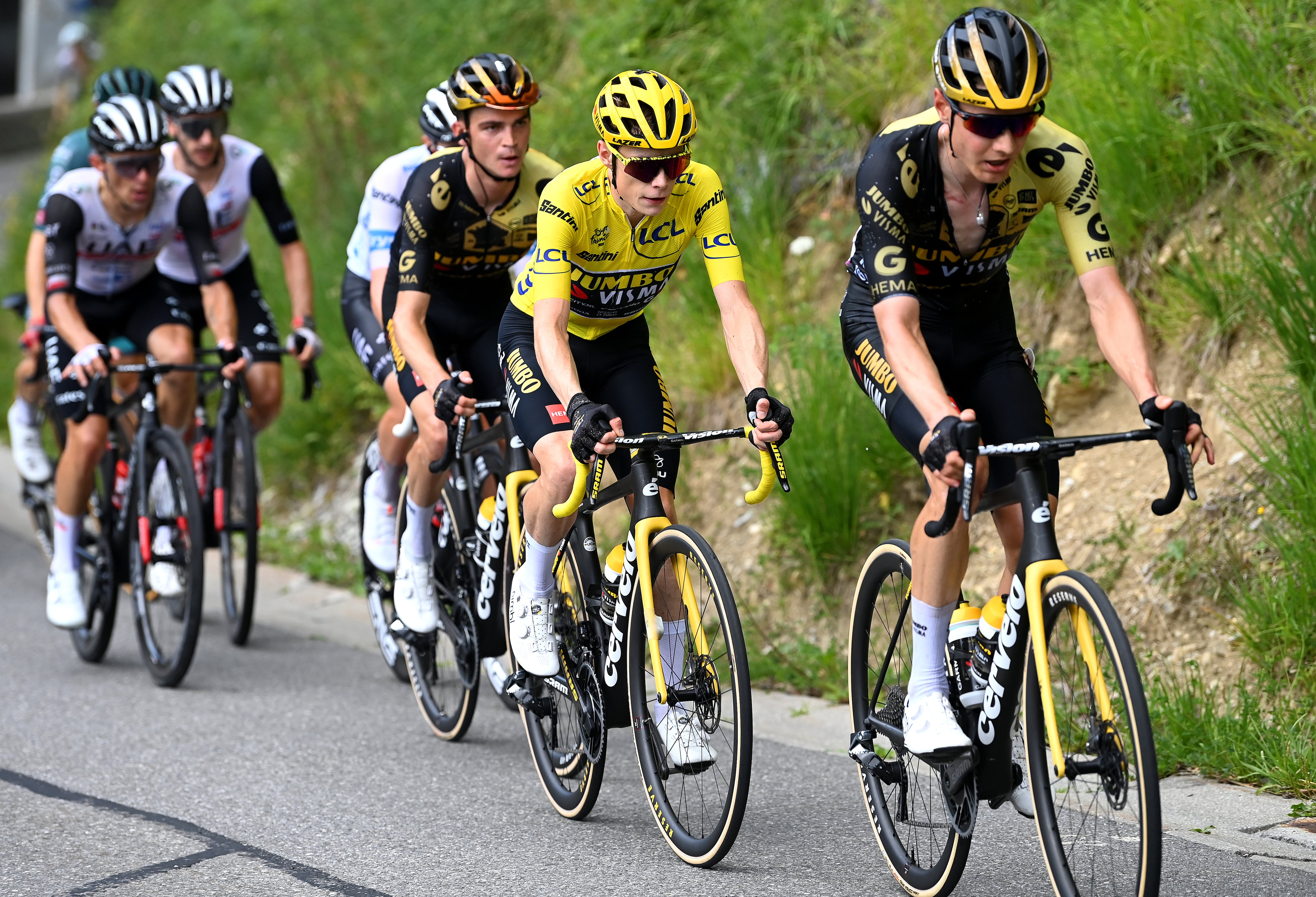 Jonas Vingegaard luciendo la camiseta de líder.