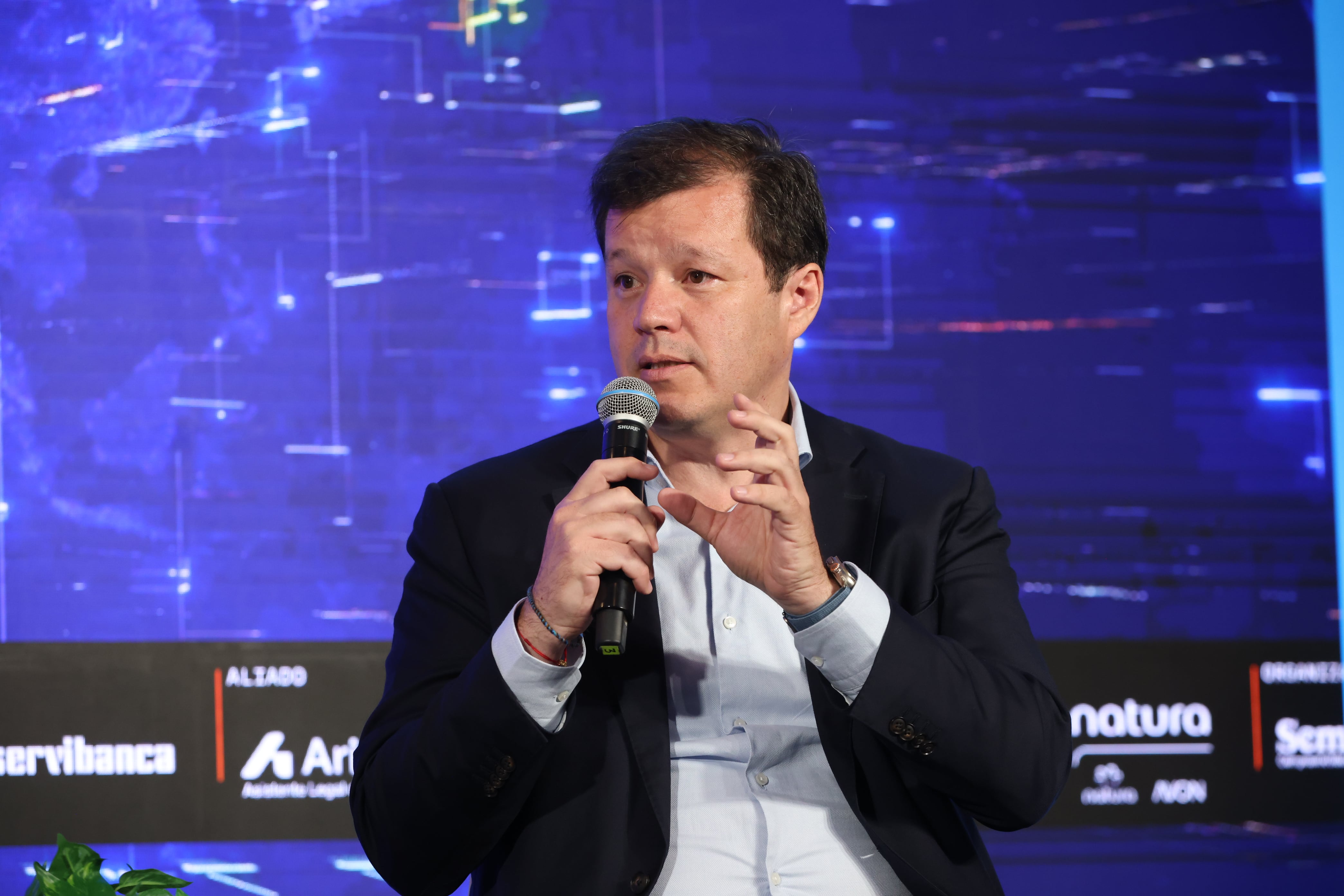Foro Inteligencia Artificial
Más allá del hype
Miércoles 12 de agosto de 2026 


Talks de Impacto → ¿Dónde están las pruebas?
10:10 a. m. – 10:30 a. m.
PANEL | Qué lugar ocupa el ser humano en la era de la IA
Objetivo: Analizar la transformación del rol humano en el entorno profesional actual, equipando a los
asistentes con perspectivas y competencias clave para utilizar la inteligencia artificial como una
herramienta de amplificación y no de reemplazo.

Sebastián Torres. CEO Priority Shift
Víctor Muñoz, Experto en Inteligencia Artificial
Moderador:Juan David Cardozo, Periodista de SEMANA