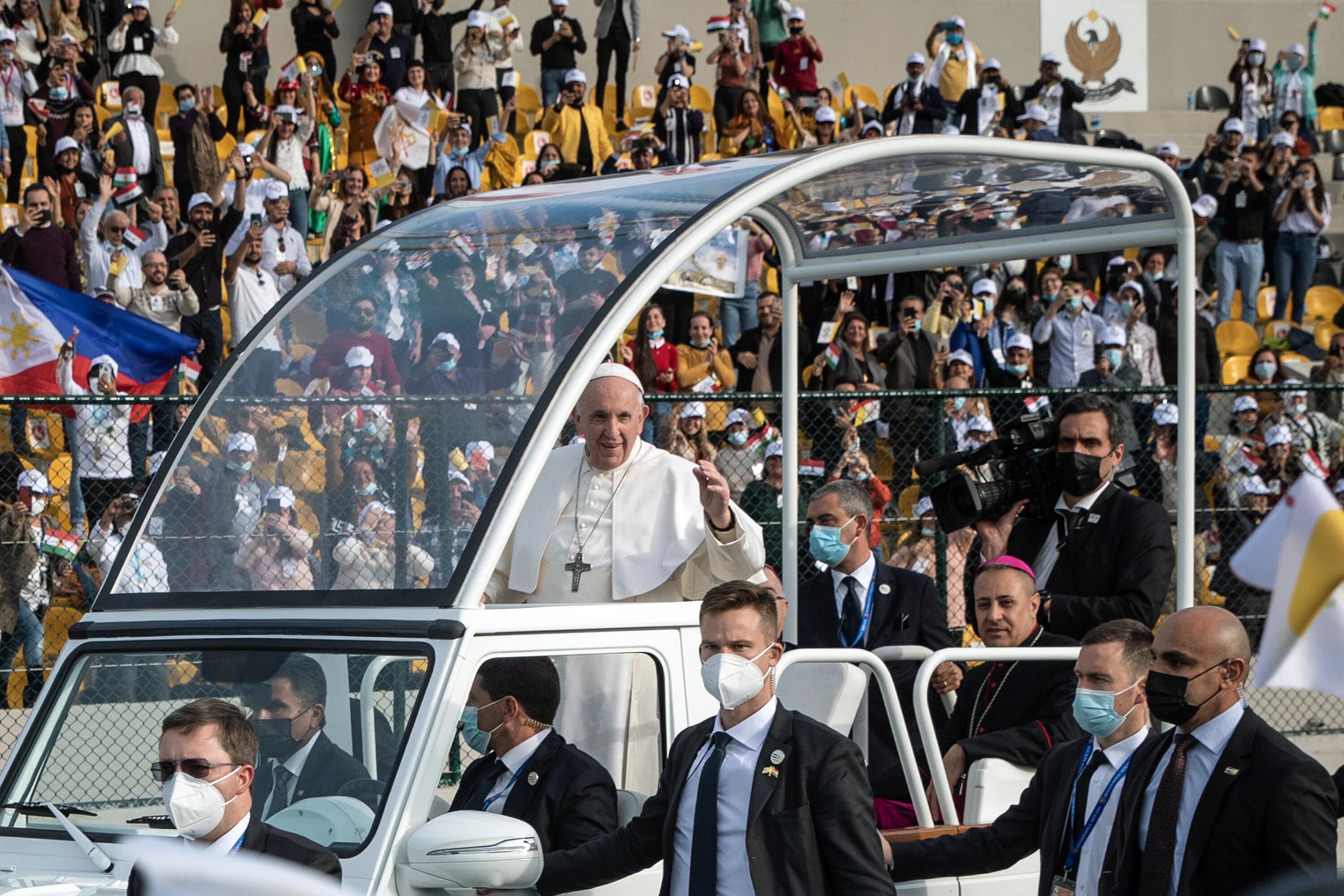 El Papa Francisco saluda a la multitud cuando llega para celebrar misa en el estadio Franso Hariri el 7 de marzo de 2021 en Erbil, Irak