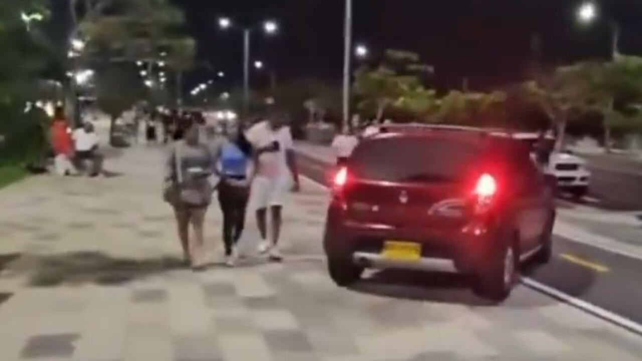 Imprudente persona conduciendo en pleno andén del Gran Malecón de Barranquilla.