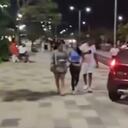 Imprudente persona conduciendo en pleno andén del Gran Malecón de Barranquilla.