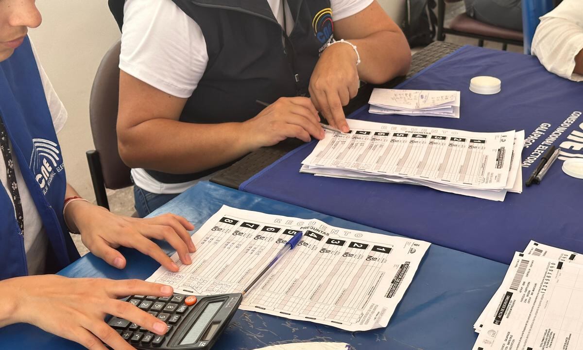 Polémica por demora en escrutinio de elecciones locales y referendo en Ecuador.