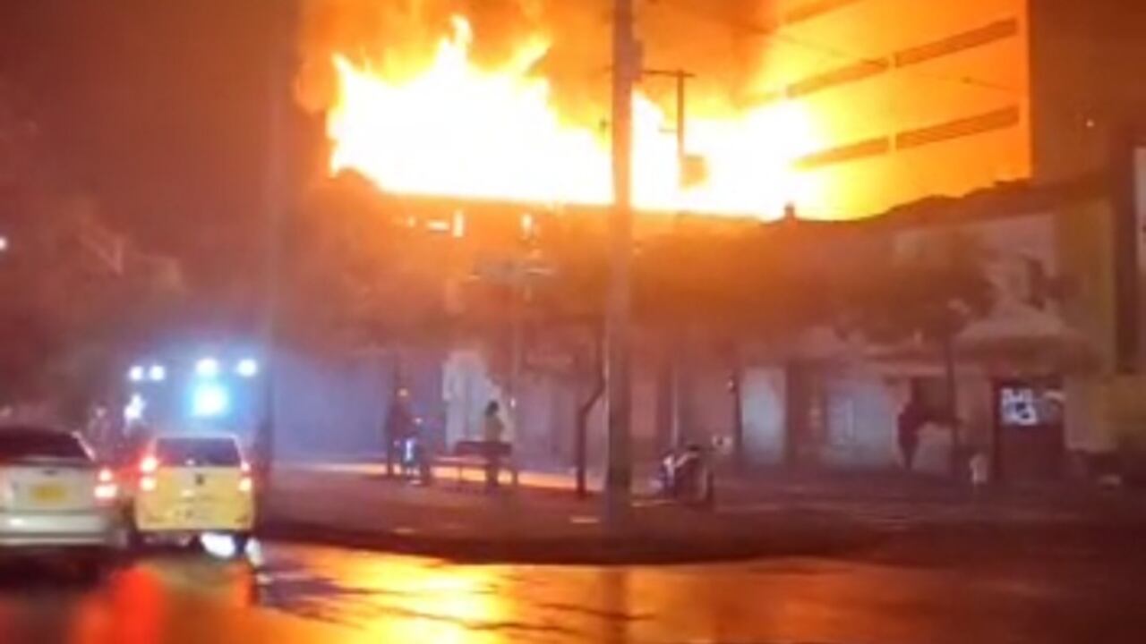 Incendio en una bodega de madera en el Centro de Medellín.