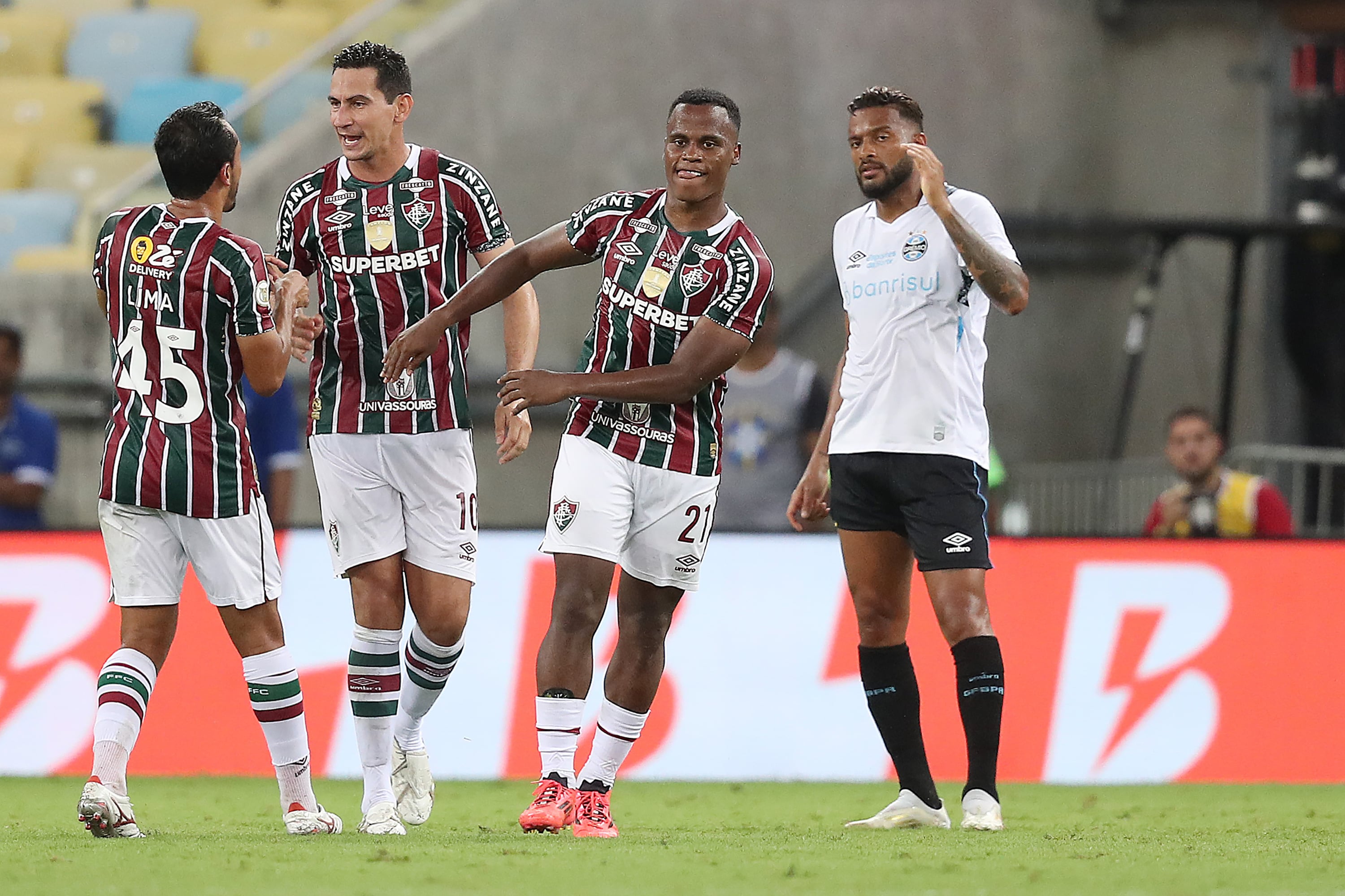 Jhon Arias, del Fluminense, celebra tras marcar el primer gol del equipo durante el partido entre Fluminense y Gremio.