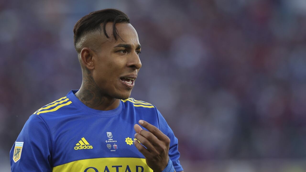 El delantero colombiano Sebastián Villa, del Boca Juniors, lamenta haber fallado un remate a gol en la final del torneo argentino ante Tigre, en el estadio Mario Kempes de Córdoba, Argentina, el domingo 22 de mayo de 2022. (AP/Nicolás Aguilera)