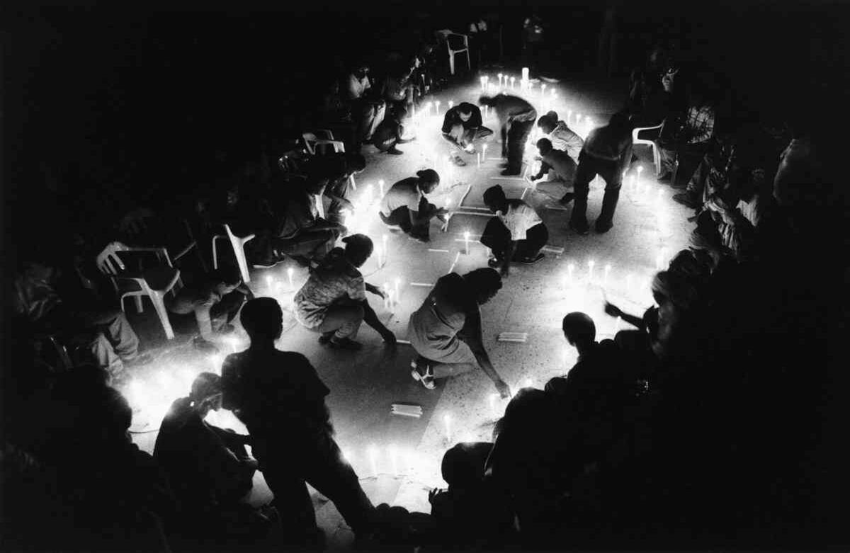 Cinco meses después de la tragedia en la Iglesia de Bojayá, Chocó, los habitantes y el equipo misionero organizaron un ritual con velas para honrar a sus muertos y vivir con la esperanza de un futuro mejor. Oraron y danzaron donde otros llevaron la guerra. Octubre de 2002. ©Fotografía Jesús Abad Colorado L.