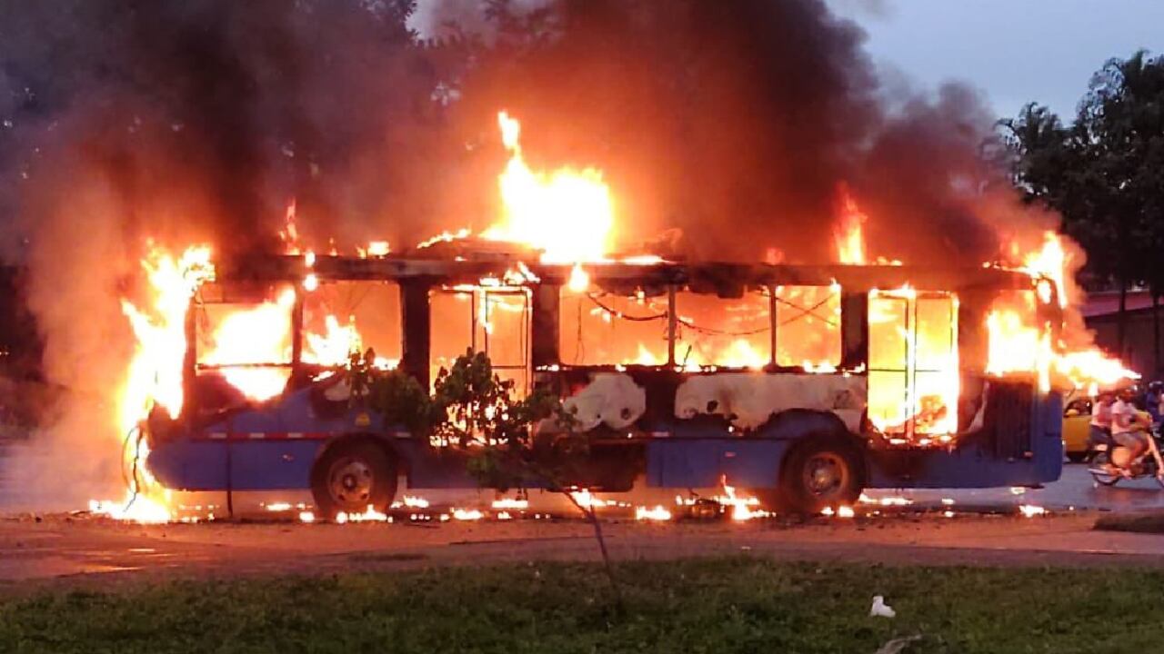 Imagen del bus incendiado.