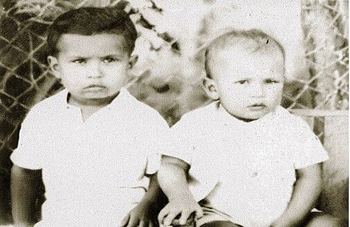 Hugo Chávez (Der) junto a su hermano Adán.