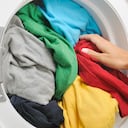 Mezclar ropa de todos los colores puede ocasionar este tipo de inconvenientes.