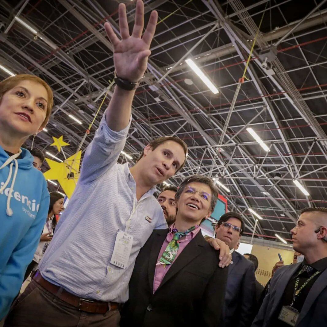 Manuel Riaño, CEO de Ágata, junto con la alcaldesa Claudia López en Smart City Expo Bogotá.