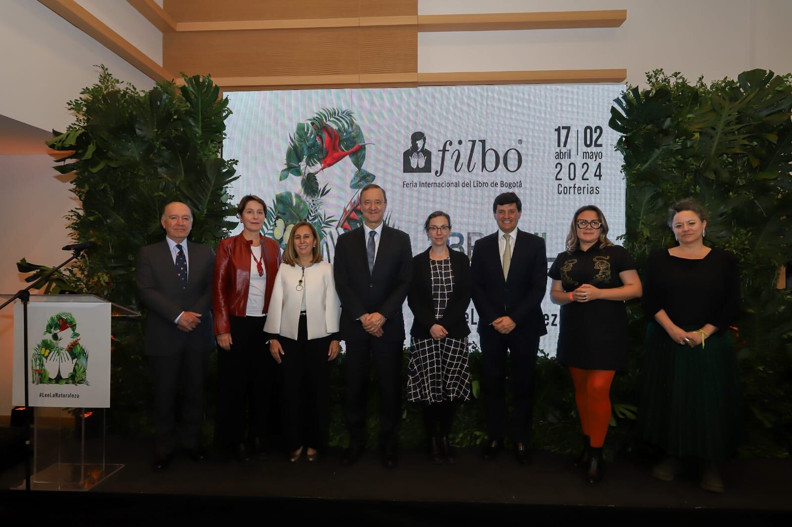 En la foto, el presidente de la Cámara Colombiana del Libro, Emiro Aristizábal; la directora del Idartes, María Claudia Parias; la directora de IBRACO, Beatriz Miranda; el embajador de Brasil en Colombia, Paulo Estivallet De Mesquita; la directora de la Biblioteca Nacional de Colombia, Adriana Martínez-Villalba; el presidente de Corferias, Andrés López Valderrama; la directora de la FILBo, Adriana Ángel; y la directora de Programación de la FILBo, Pilar Londoño.